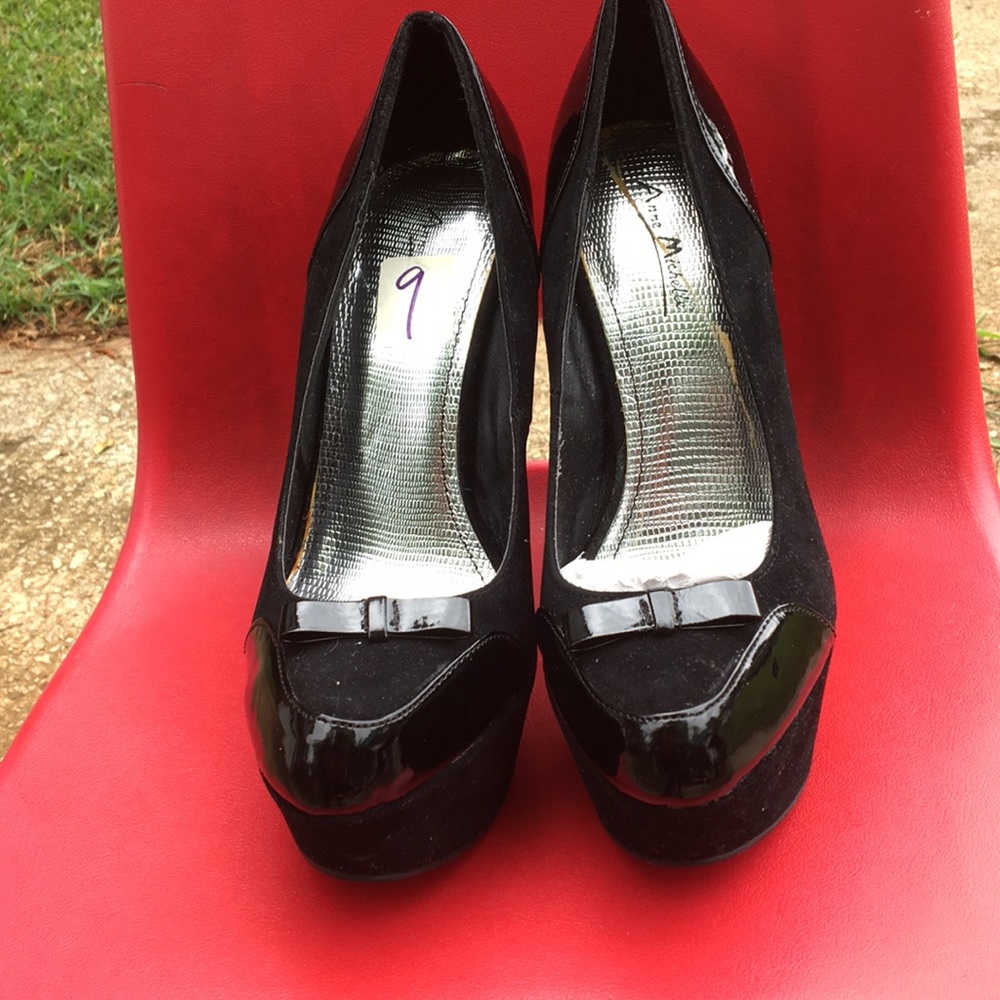 Black suede & Leather like & bow. 6 inch heel